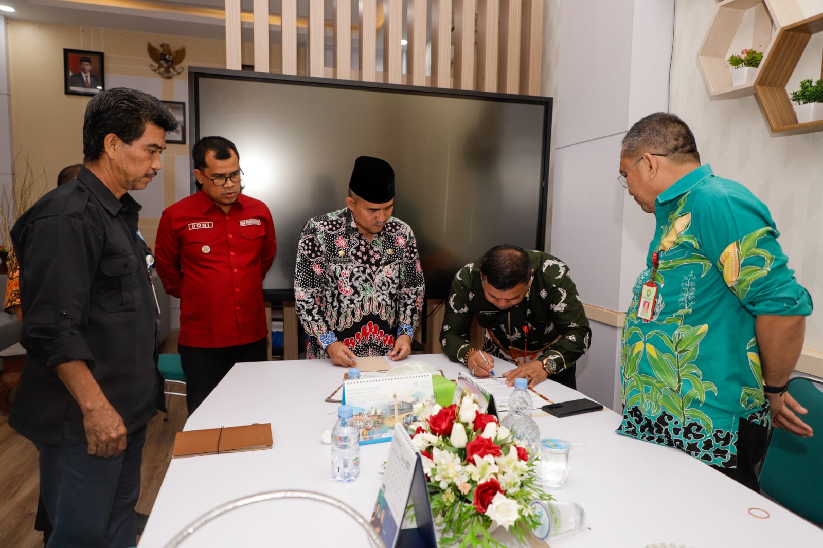 PERTEMUAN: Pemda Bungo bersama Pemprov Jambi dan Pemda Dharmasraya serta Pemprov Sumbar menggelar pertemuan terkait rencana pembangunan tugu selamat datang