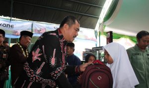PENYERAHAN : Bupati Bungo H. Mashuri bersama wakil Gubernur Jambi, H. Abdullah Sani menyerahkan santunan anak yatim dari KUD Karya Mukti