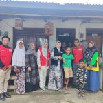 BANTUAN: Ketua PMI Bungo Dr. Hj. Verawaty Mashuri didampingi sejumlah pengurus menyalurkan bantuan untuk anak korban sengatan listrik