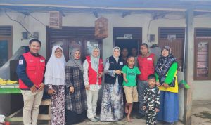 BANTUAN: Ketua PMI Bungo Dr. Hj. Verawaty Mashuri didampingi sejumlah pengurus menyalurkan bantuan untuk anak korban sengatan listrik